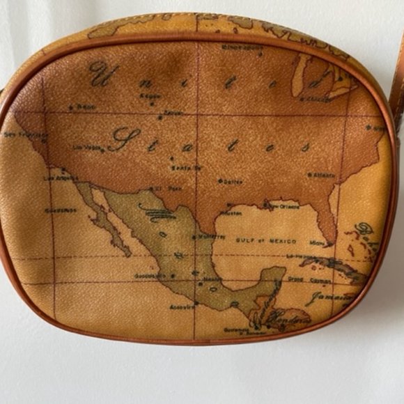 Alviero Martini Crossbody Bag htf Excellent condition Perfect For Spring - Picture 2 of 10